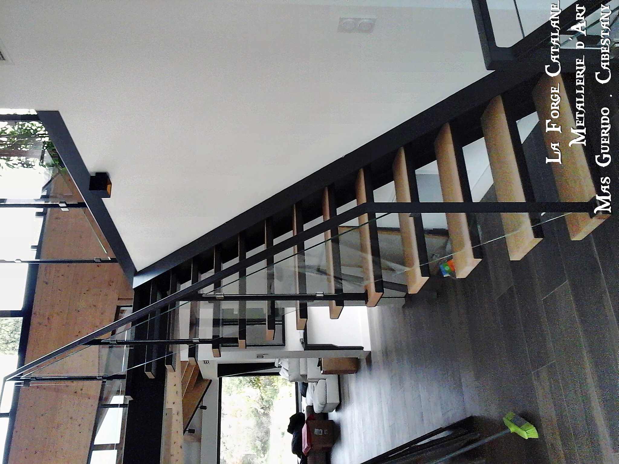 escalier simple limon rampant tube carre remplissage verre feuillete forge catalane.jpg